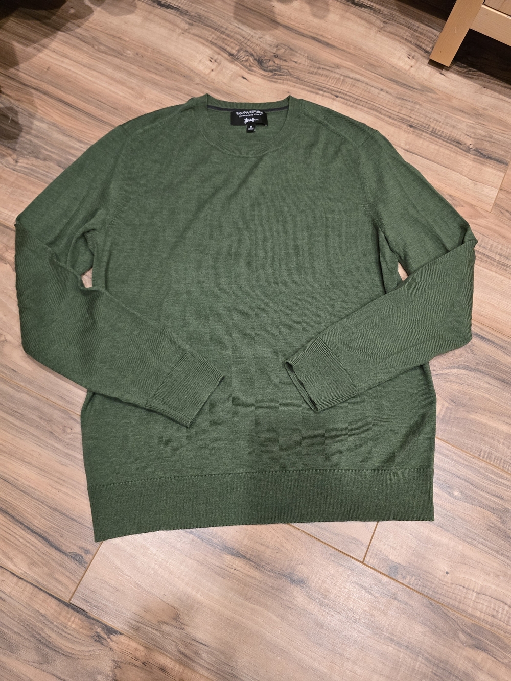 Banana Republic 100 % Merino Wool Men's Olive Green Crewneck Sweater